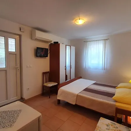 Elena, 100 M From The Apartamento Novigrad Istria