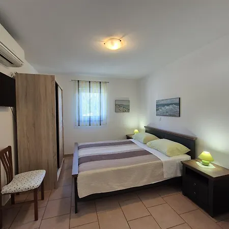 Elena, 100 M From The Apartamento Novigrad Istria